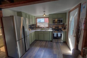 Fridge, microwave, stovetop, dishwasher