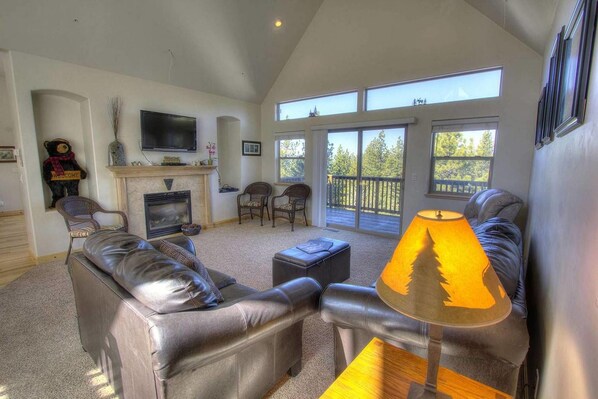 TV, fireplace - Heavenly Bear Hideaway (South Lake Tahoe)