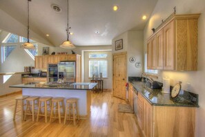 Fridge, microwave, stovetop, dishwasher - Heavenly Bear Hideaway (South Lake Tahoe)