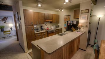 ثلاجة، ميكروويف، موقد طهي مسطح، غسالة أطباق