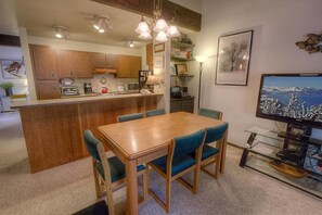 Fridge, microwave, stovetop, dishwasher - Forest View Townhouse (Kings Beach)