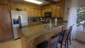 Coffee/tea maker, fridge, microwave, stovetop - Skip to the Shore (South Lake Tahoe)