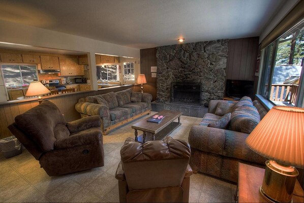 Televisión y chimenea 