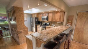 Microwave, dishwasher - Meadowview Hideaway (South Lake Tahoe)