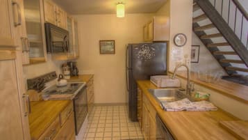 ثلاجة، ميكروويف، موقد طهي مسطح، غسالة أطباق