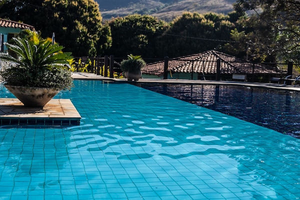 Piscine intérieure, 2 piscines extérieures, 17 h à 20 h, chaises longues
