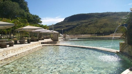 Una piscina techada, 2 piscinas al aire libre. Pousada do Rio Turvo