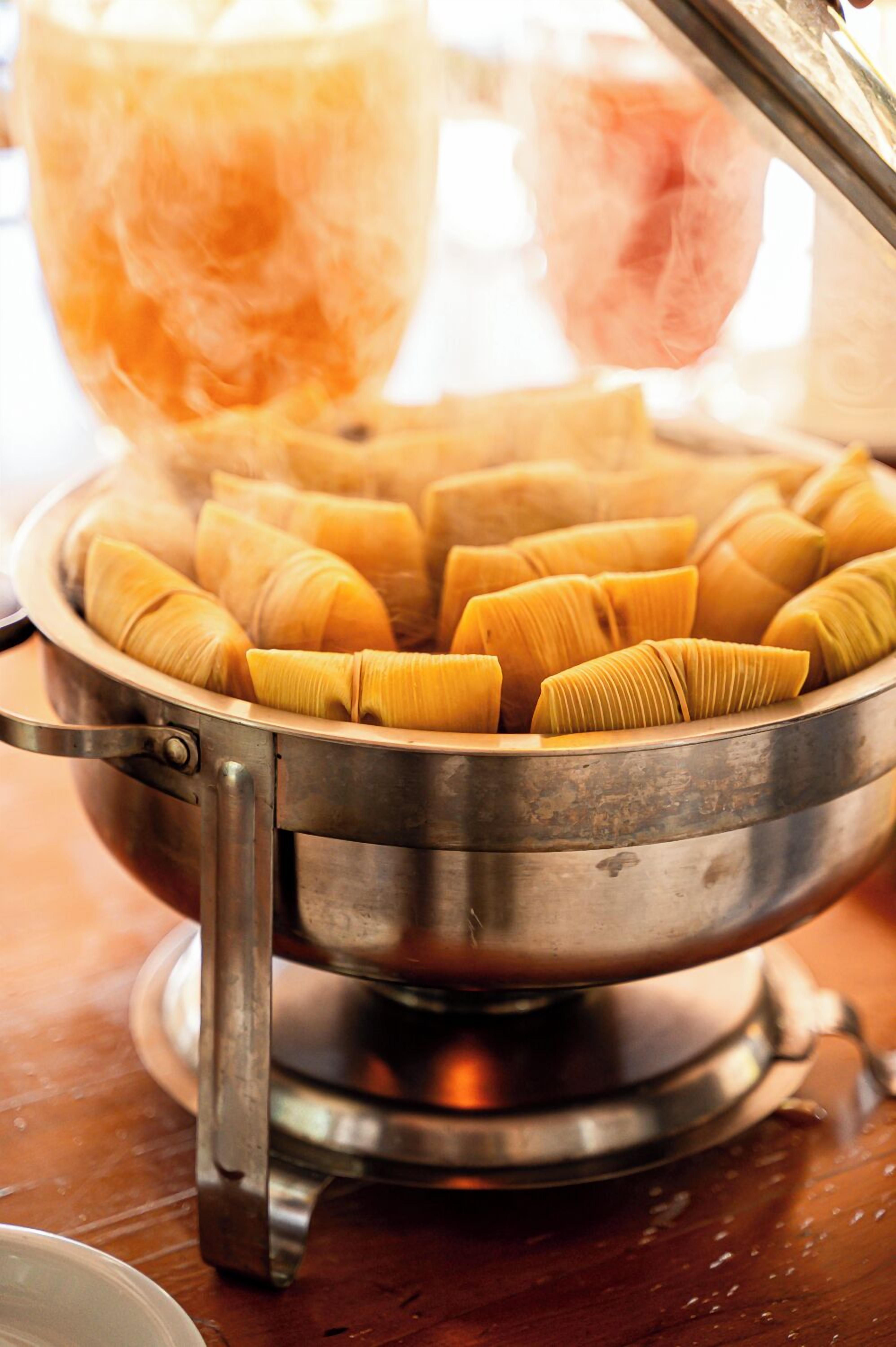 Una vaporera con tamales dentro.