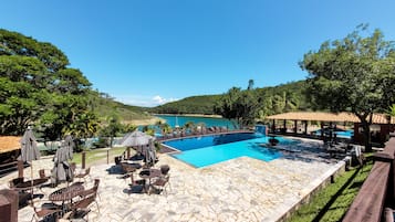 Piscina interna, 2 piscinas externas, espreguiçadeiras