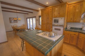 Fridge, microwave, stovetop, dishwasher - High Meadows Hideaway (South Lake Tahoe)