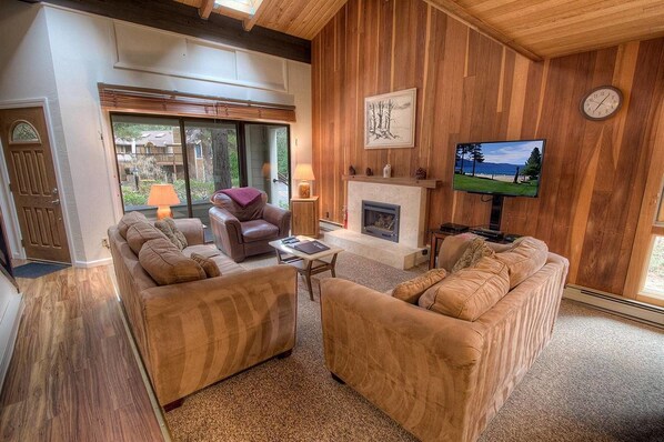 Televisión y chimenea 