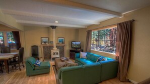 Living room - Slice of Tahoe (South Lake Tahoe)