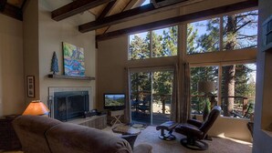 TV - Tree Top Retreat (Tahoma)