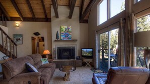 TV - Tree Top Retreat (Tahoma)