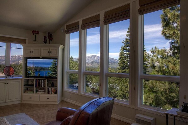 TV, fireplace - Cold Creek Lakeview Lodge (South Lake Tahoe)