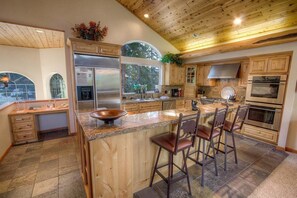 Fridge, microwave, stovetop, dishwasher - Getting Away Together (South Lake Tahoe)