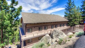 Unclassified image, 4 of 14, button - Valley View (Stateline)