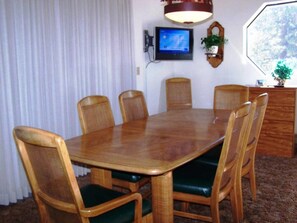 Geladeira, micro-ondas, cooktop, lava-louças