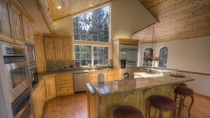 Coffee/tea maker, fridge, microwave, stovetop - Truckee River Lodge (South Lake Tahoe)