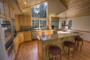 Fridge, microwave, stovetop, dishwasher - Truckee River Lodge (South Lake Tahoe)