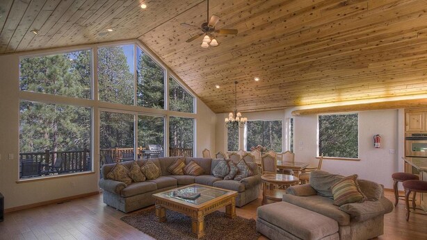 TV, fireplace - Truckee River Lodge (South Lake Tahoe)