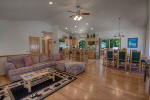 Living room - Pine Mountain Lodge (South Lake Tahoe)
