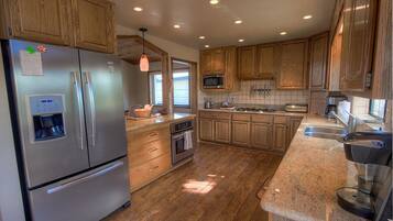 Lemari es, microwave, kompor, dan mesin pencuci piring