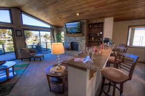 TV, fireplace - Splash Pad (South Lake Tahoe)