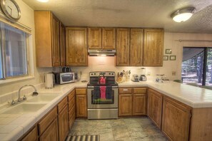 Een koelkast, een magnetron, een kookplaat