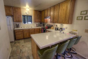 Een koelkast, een magnetron, een kookplaat