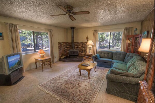 Een televisie en een open haard