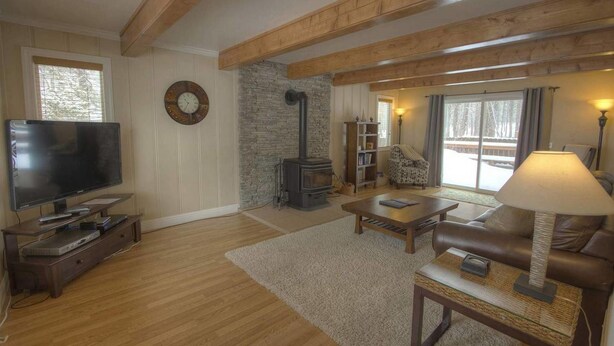 TV, fireplace - Glenwood Getaway (South Lake Tahoe)