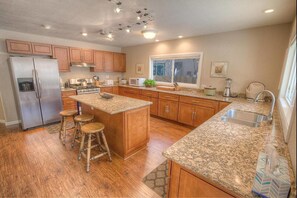Fridge, microwave, stovetop, dishwasher - Corner Pocket Chalet (South Lake Tahoe)