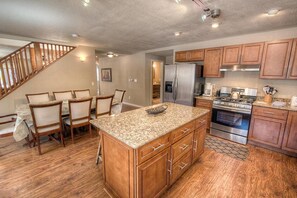 Kylskåp, mikrovågsugn, spishäll och diskmaskin