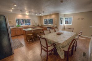 Fridge, microwave, stovetop, dishwasher - Corner Pocket Chalet (South Lake Tahoe)