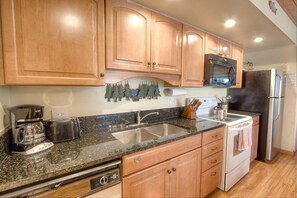 Kylskåp, mikrovågsugn, spishäll och diskmaskin