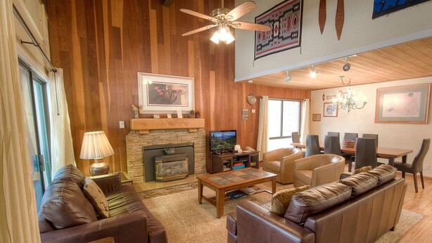 Living room - Tall Pines Retreat (Incline Village)