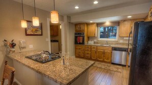 Coffee/tea maker, fridge, microwave, stovetop - Fernandez Hideaway (South Lake Tahoe)