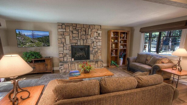 TV, fireplace - Fernandez Hideaway (South Lake Tahoe)