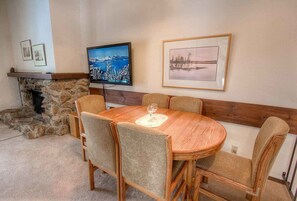 Fridge, microwave, stovetop, dishwasher - Chipmunk Chalet (Tahoe City)