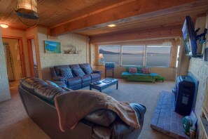 TV, fireplace - Blue Water Lodge (South Lake Tahoe)