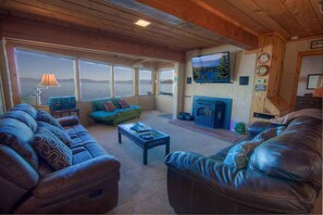 TV, fireplace - Blue Water Lodge (South Lake Tahoe)