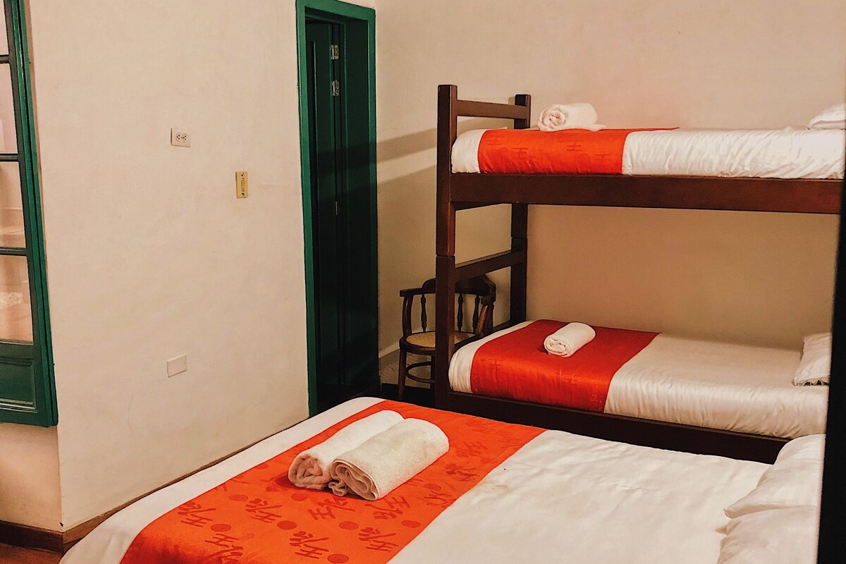 Minibar, decoración personalizada, muebles diferentes y escritorio 