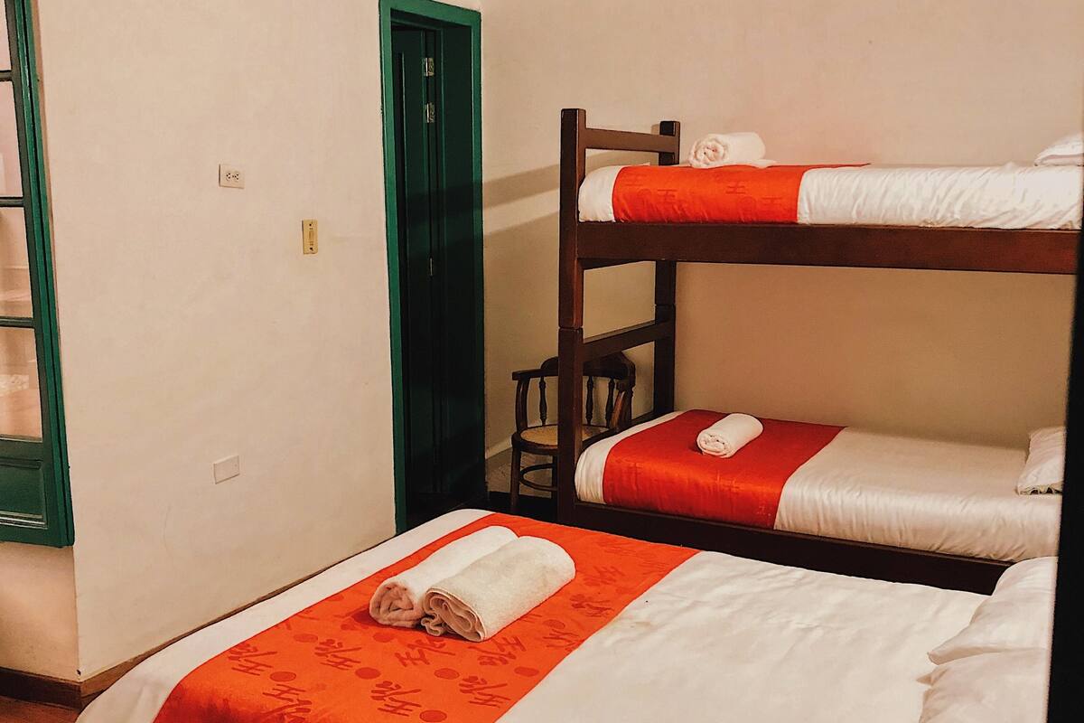 Minibar, decoración individual, mobiliario individual y escritorio