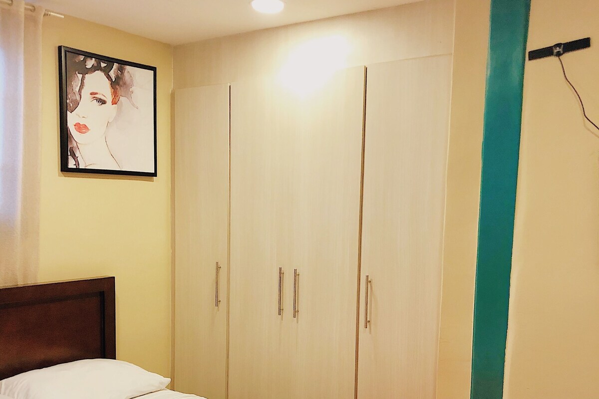 Minibar, decoración personalizada, muebles diferentes y escritorio 