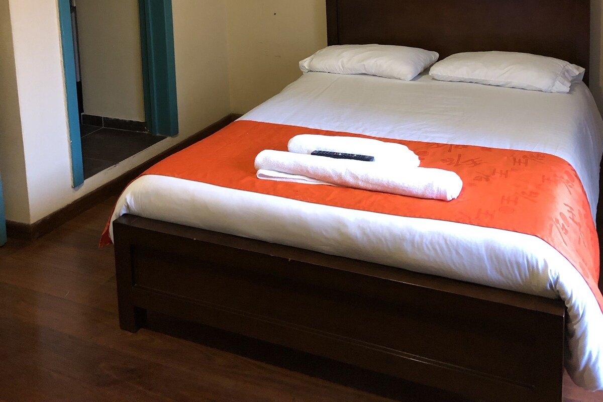 Minibar, decoración personalizada, muebles diferentes y escritorio 