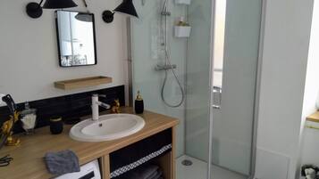 Hårføner, håndklær, såpe og sjampo