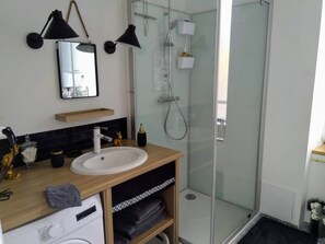 SĂšche-cheveux, serviettes fournies, savon, shampoing