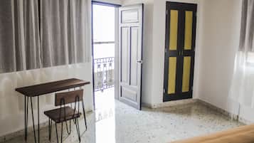 Habitació triple familiar | Espai de treball apte per a portàtils i cortines opaques