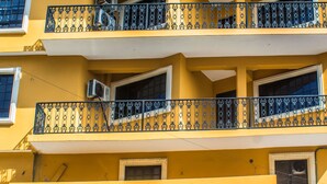 A multi-story hotel with balconies and a sign reading "Mucara Hotel Veracruz". - Hotel Múcara (Veracruz)